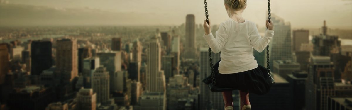 o-aytismos-mesa-apo-4-vinteakia Child on a swing overlooking a city skyline, capturing a sense of adventure and freedom in an urban environment.