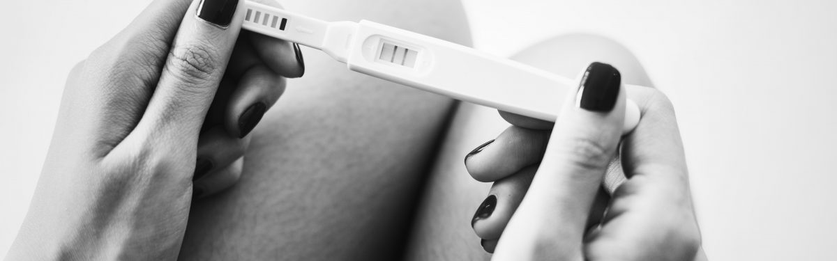 ta-6-pragmata-poy-prepei-na-kanete-stoys-3-protoys-mines-egkymosynis Close-up of a woman holding a pregnancy test with a positive result, showcasing the test display and her hand with dark nail polish.