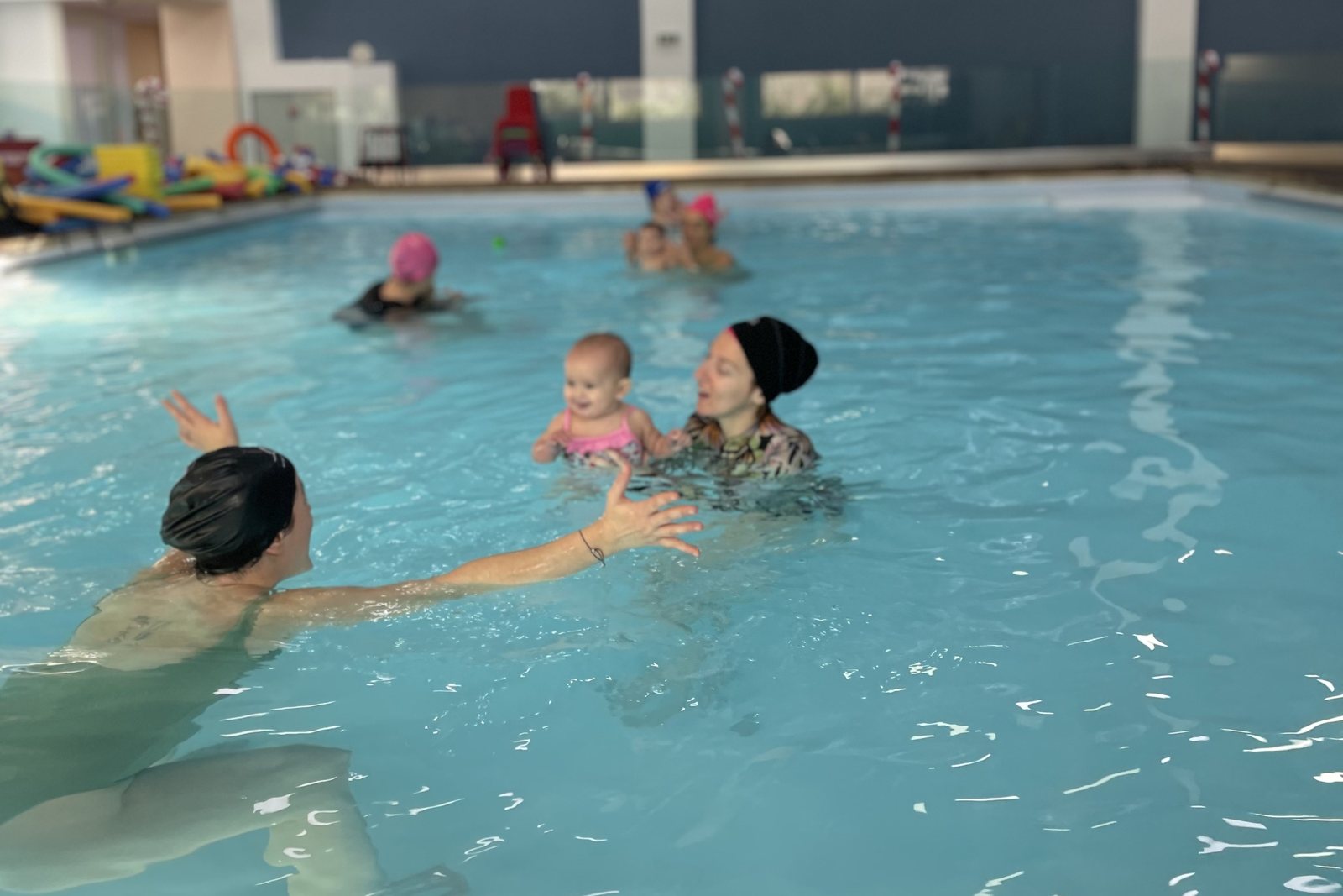 Μαμά και μωρό στο μάθημα Baby Swimming των Χελωνακίων