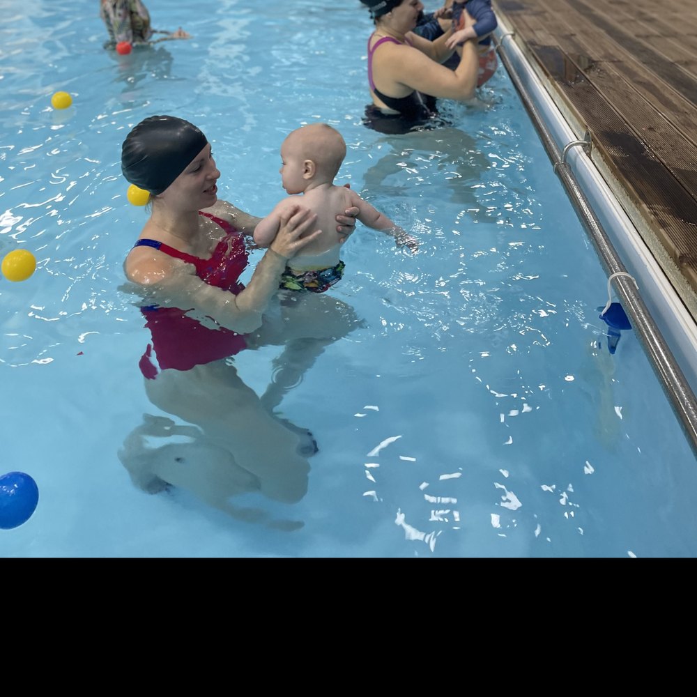 Baby Swimming στα Χελωνάκια: εκπαιδεύτρια με μωρό στην πισίνα