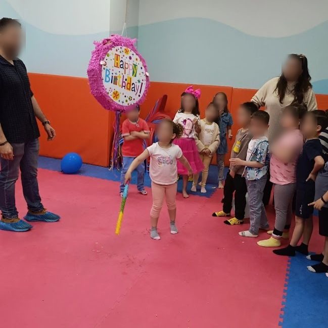 Παιδικό Πάρτυ Παιδί σπάει πινιάτα σε παιδικό πάρτι στην Καλλιθέα